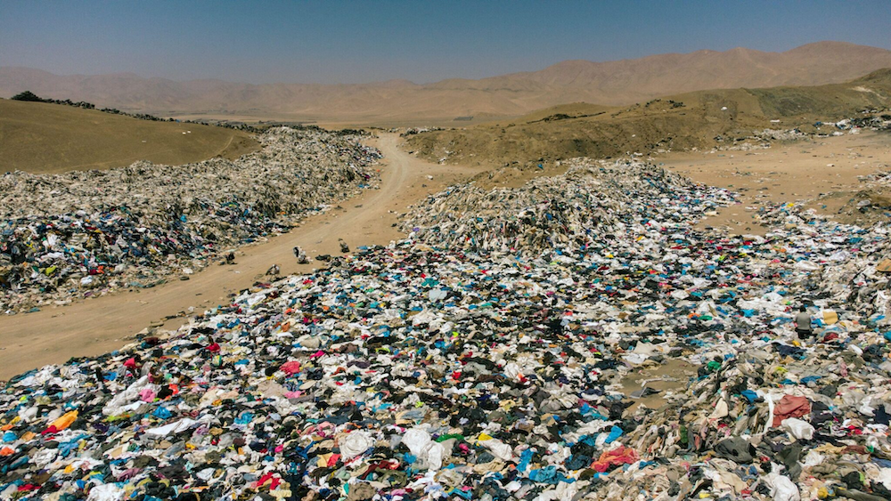 FastFashion-Mode-Surconsommation-Gaspillage-Désert-Atacama FastFashion-Mode-Surconsommation-Gaspillage-Désert-Atacama